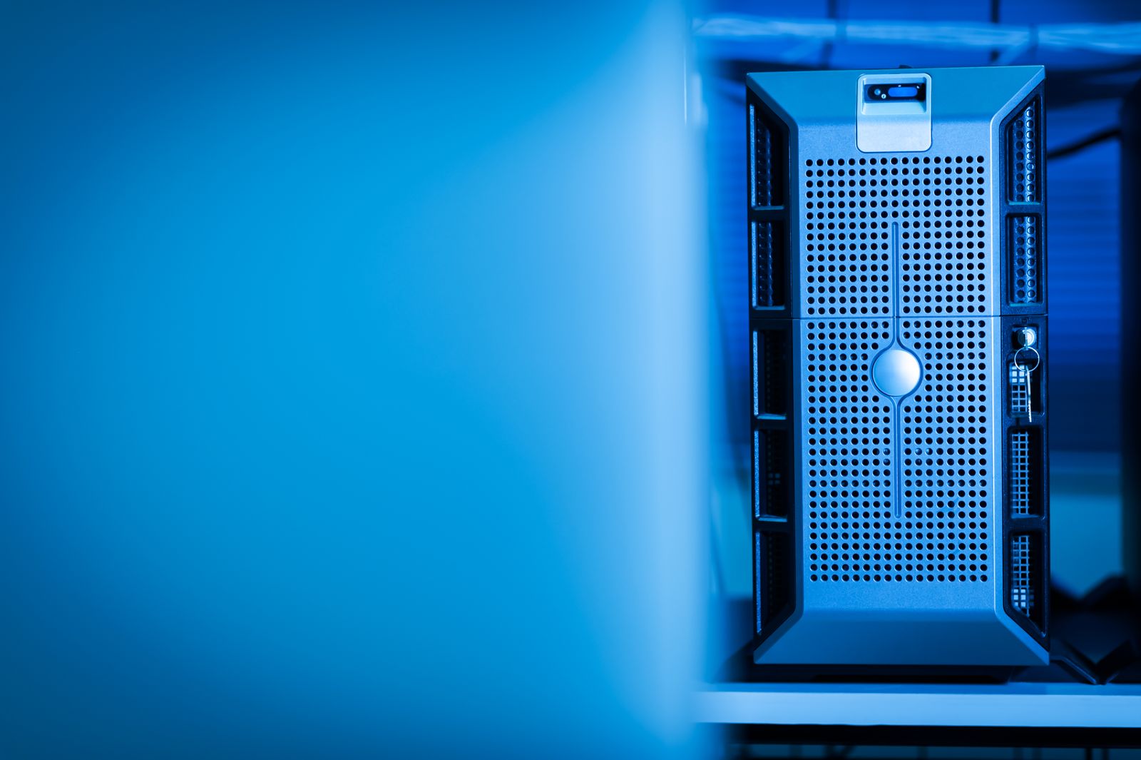 Serverenhet i blått datacenterljus – IT-säkerhet för företag i Stockholm