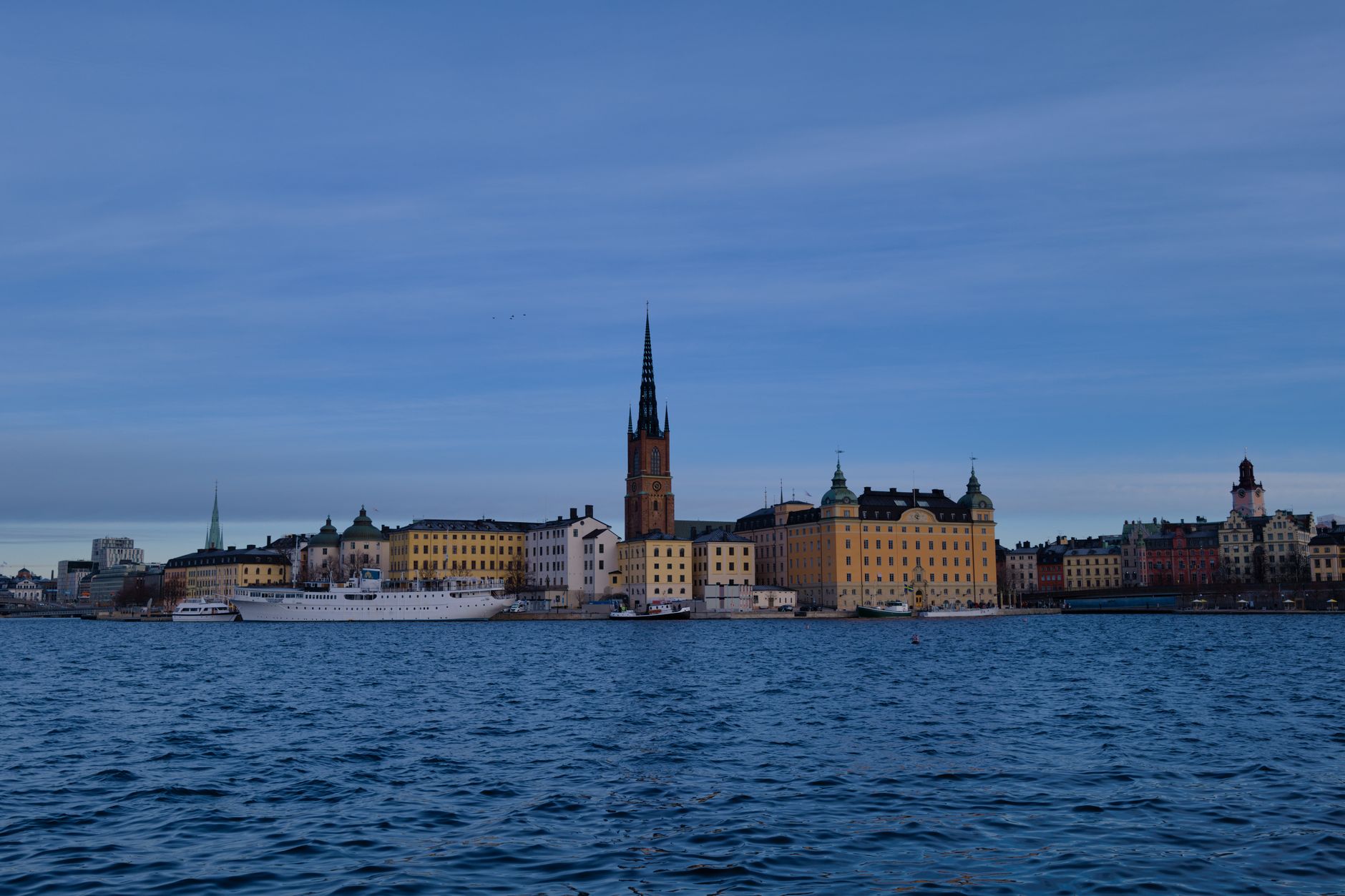 Stockholm i blåtimmen – vy över Riddarholmen och Gamla stan