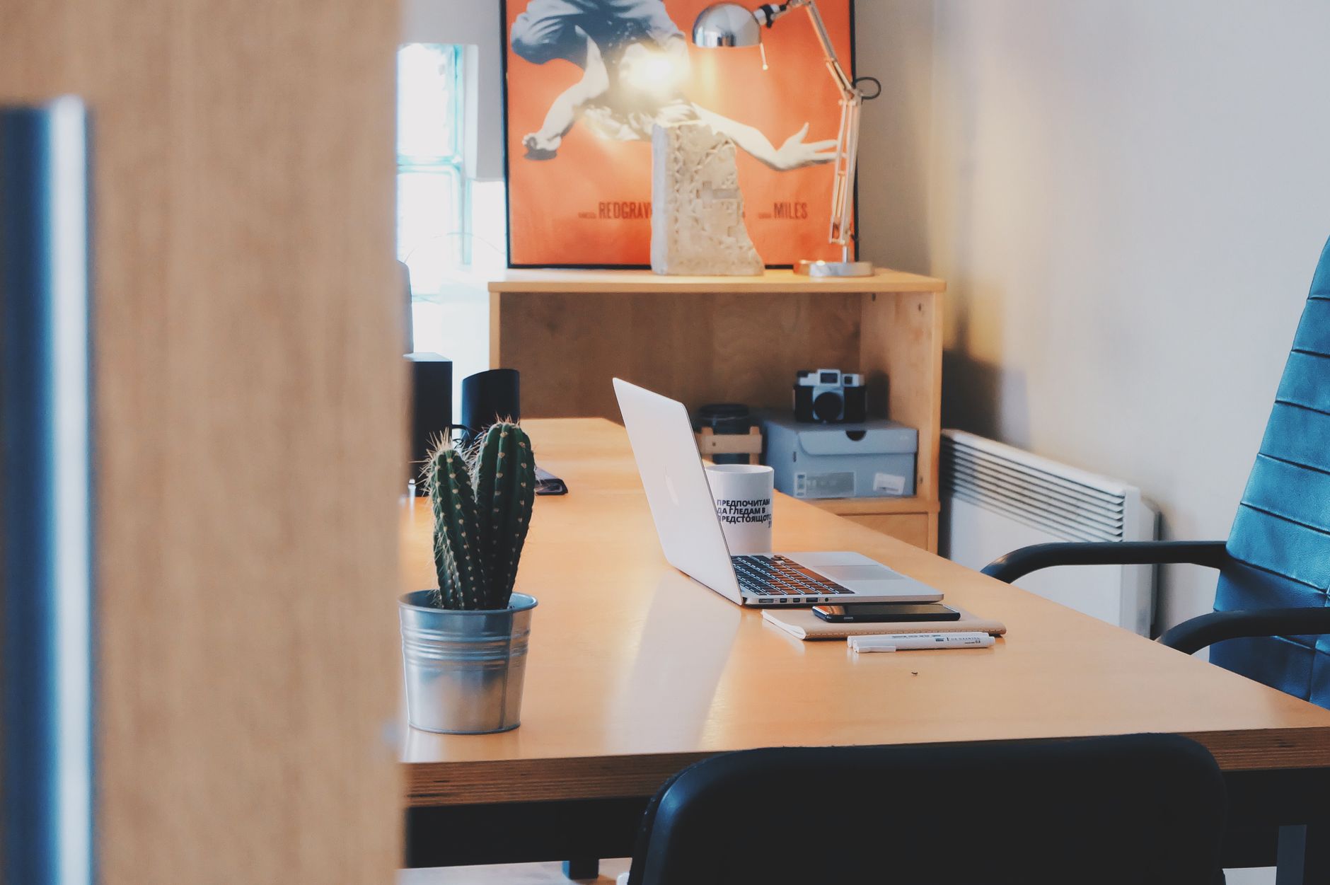 Ljust arbetsrum med dator – IT-supportavtal och extern IT-avdelning i Stockholm